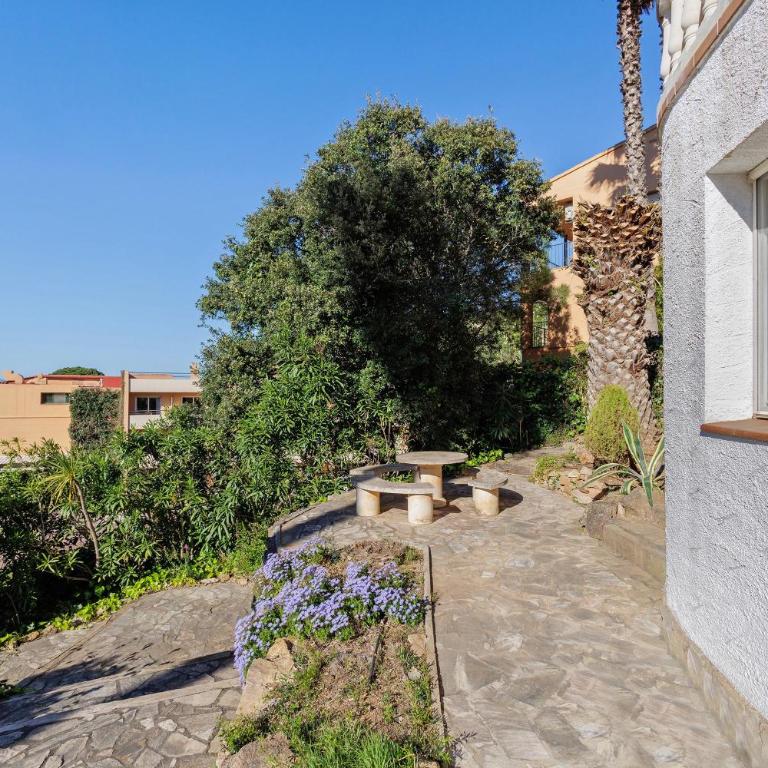Alexandra - Six-Bedroom House - 37