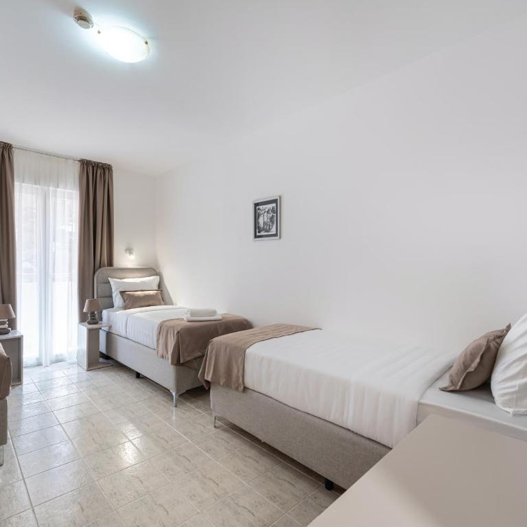 Hotel Podostrog - New Comfort 2026 - Osnovna Trokrevetna Soba - 3