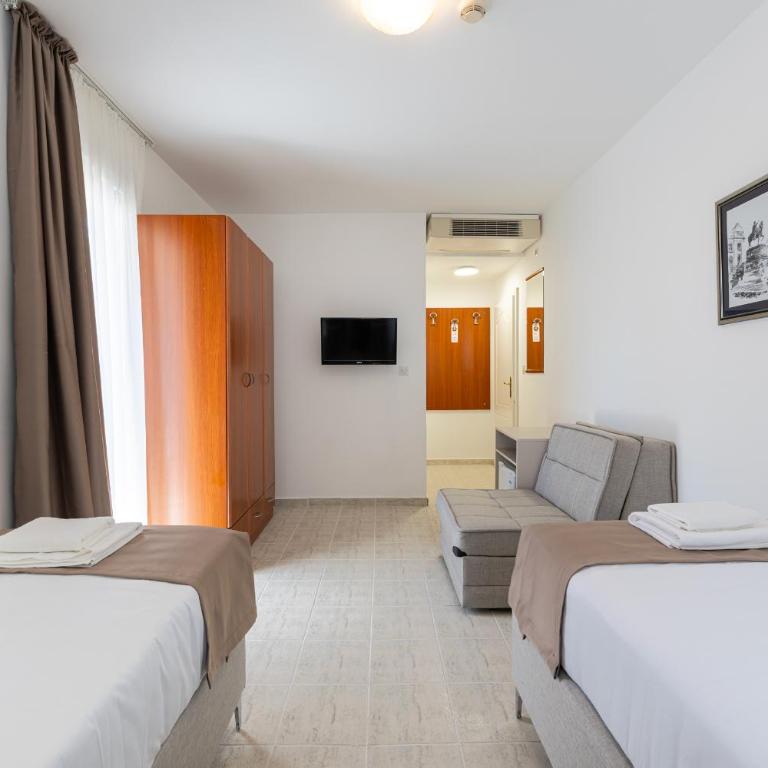 Hotel Podostrog - New Comfort 2026 - Dvokrevetna Soba sa Bračnim Krevetom i Balkonom (2 Odrasle Osobe + 1 Dete) - 3