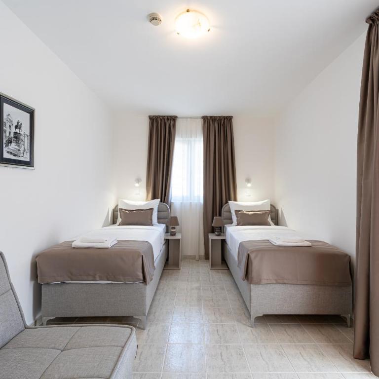 Hotel Podostrog - New Comfort 2026 - Dvokrevetna Soba sa Bračnim Krevetom i Balkonom (2 Odrasle Osobe + 1 Dete) - 1