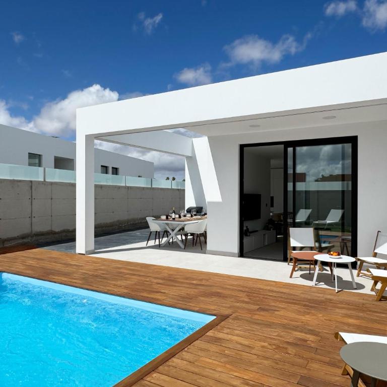 LEA LUXURY GOLF HOUSE - Three-Bedroom Home - 4