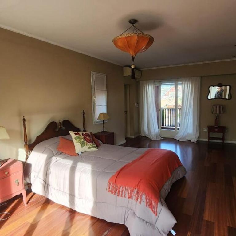Casona en pleno Centro - Casa de 4 dormitorios - 79