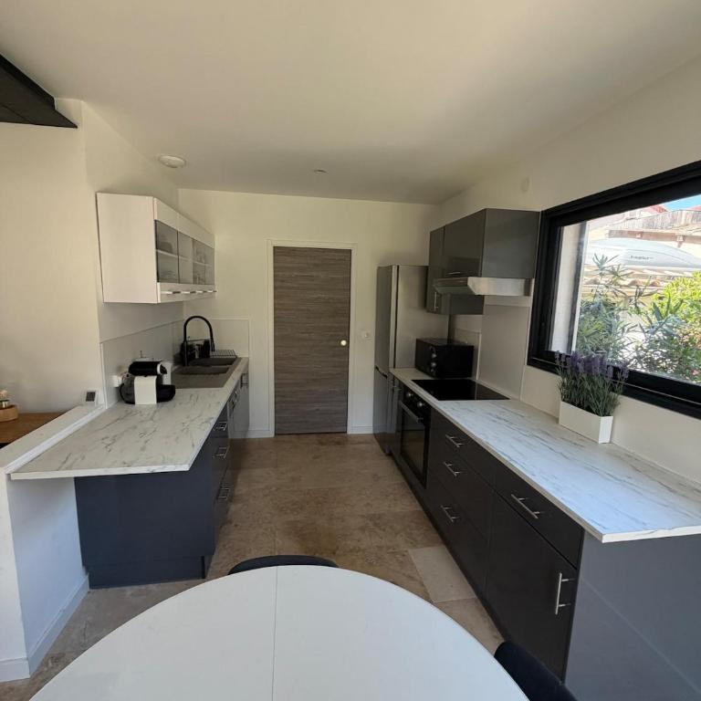 Nîmes Arène Maison de Ville rénovée, SPA, Clim, 6 pers - Casa con 1 dormitorio - 9