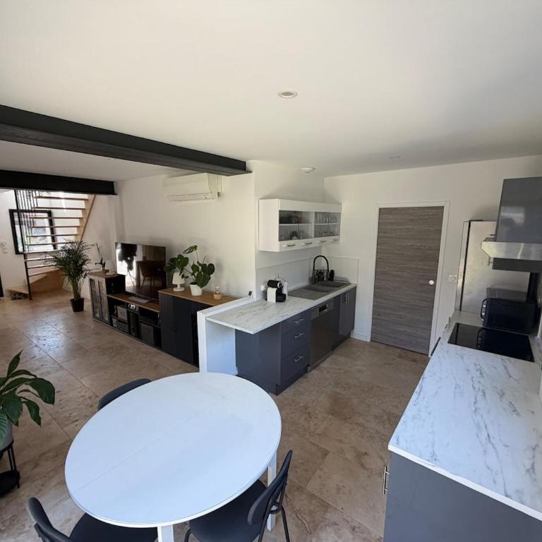 Nîmes Arène Maison de Ville rénovée, SPA, Clim, 6 pers - Casa con 1 dormitorio - 10