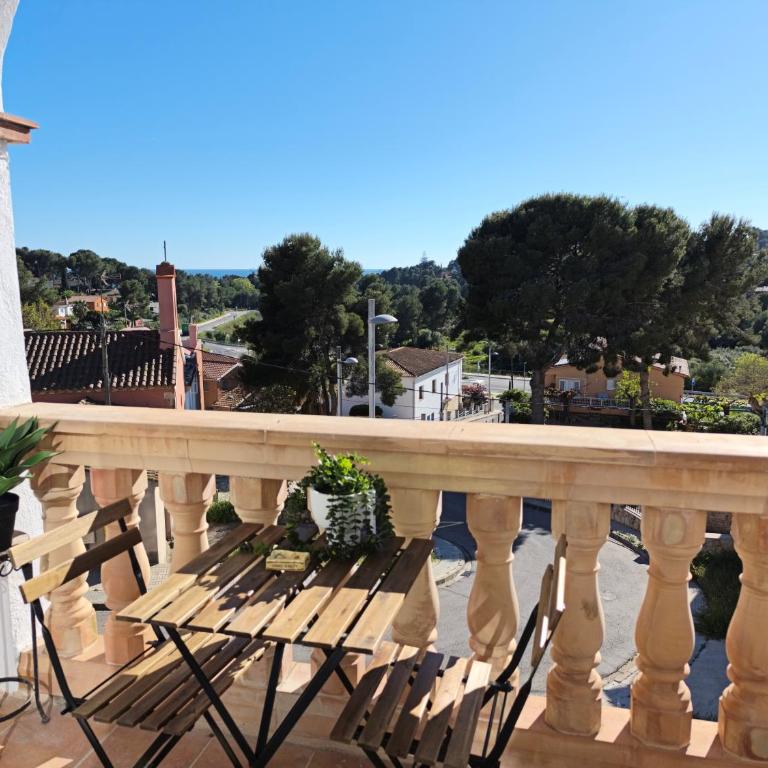 Easy and free parking right in front of the building La Pubilla Apartment - Apartamento de 1 dormitorio - 1