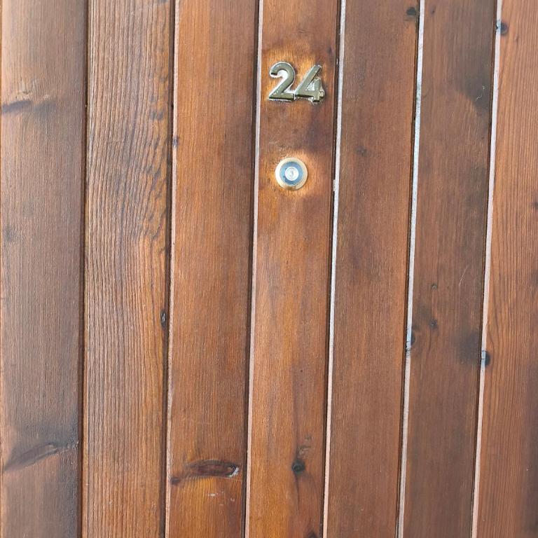 Easy and free parking right in front of the building La Pubilla Apartment - Apartamento de 1 dormitorio - 4