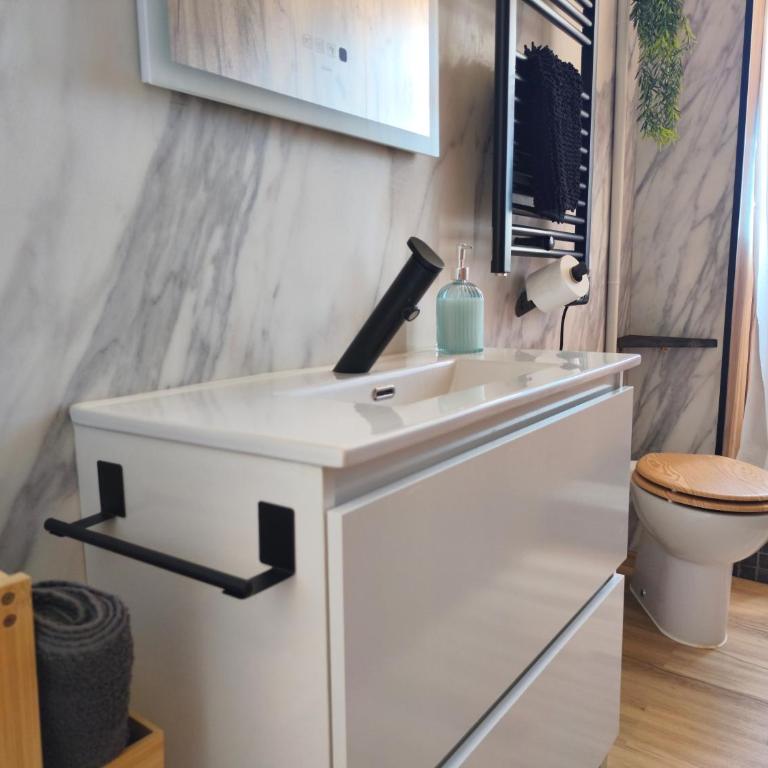 Easy and free parking right in front of the building La Pubilla Apartment - Apartamento de 1 dormitorio - 5