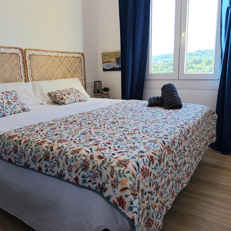 Easy and free parking right in front of the building La Pubilla Apartment - Apartamento de 1 dormitorio - 6