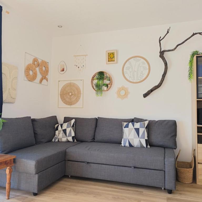Easy and free parking right in front of the building La Pubilla Apartment - Apartamento de 1 dormitorio - 11