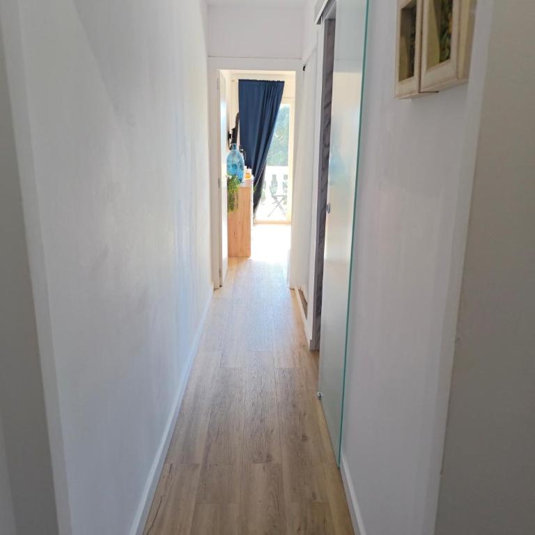 Easy and free parking right in front of the building La Pubilla Apartment - Apartamento de 1 dormitorio - 12