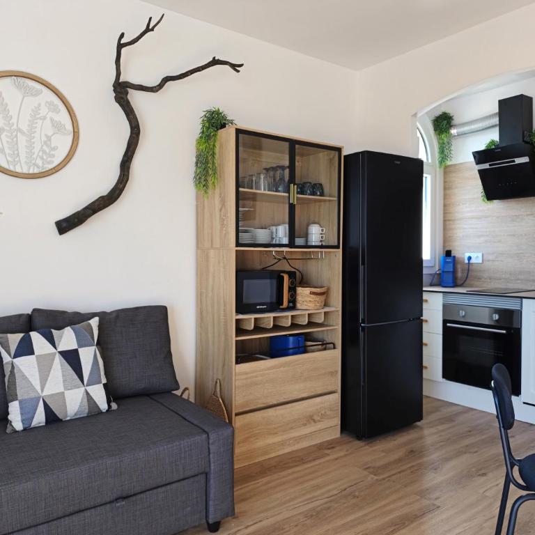 Easy and free parking right in front of the building La Pubilla Apartment - Apartamento de 1 dormitorio - 13