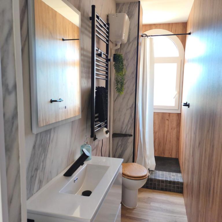 Easy and free parking right in front of the building La Pubilla Apartment - Apartamento de 1 dormitorio - 14