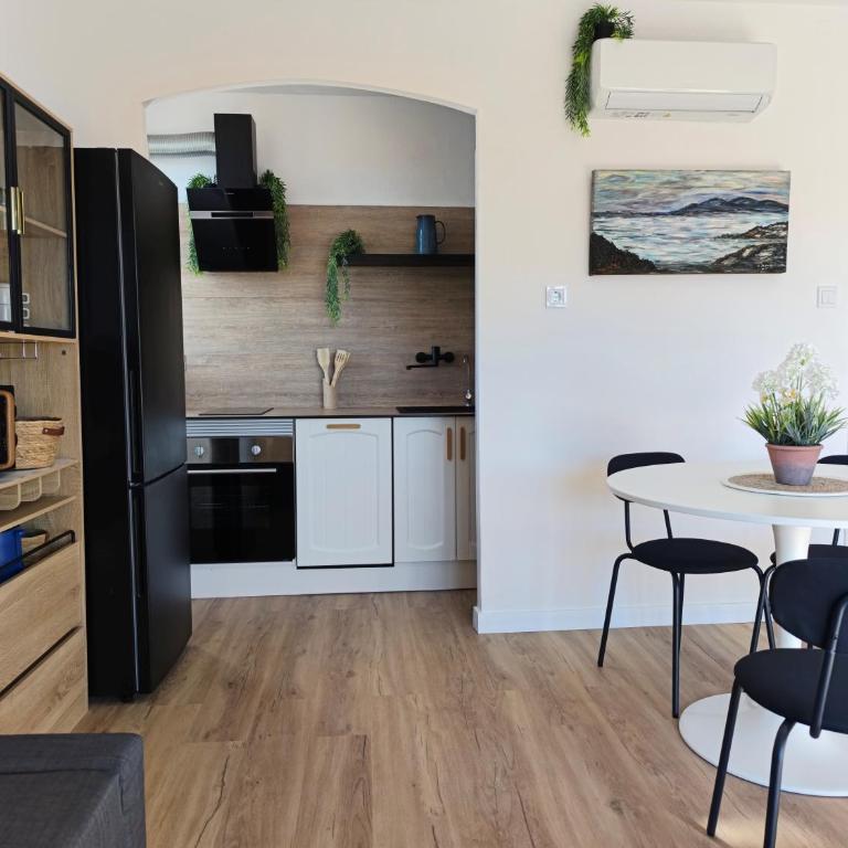 Easy and free parking right in front of the building La Pubilla Apartment - Apartamento de 1 dormitorio - 15