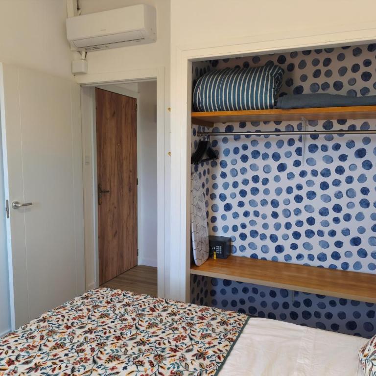 Easy and free parking right in front of the building La Pubilla Apartment - Apartamento de 1 dormitorio - 16