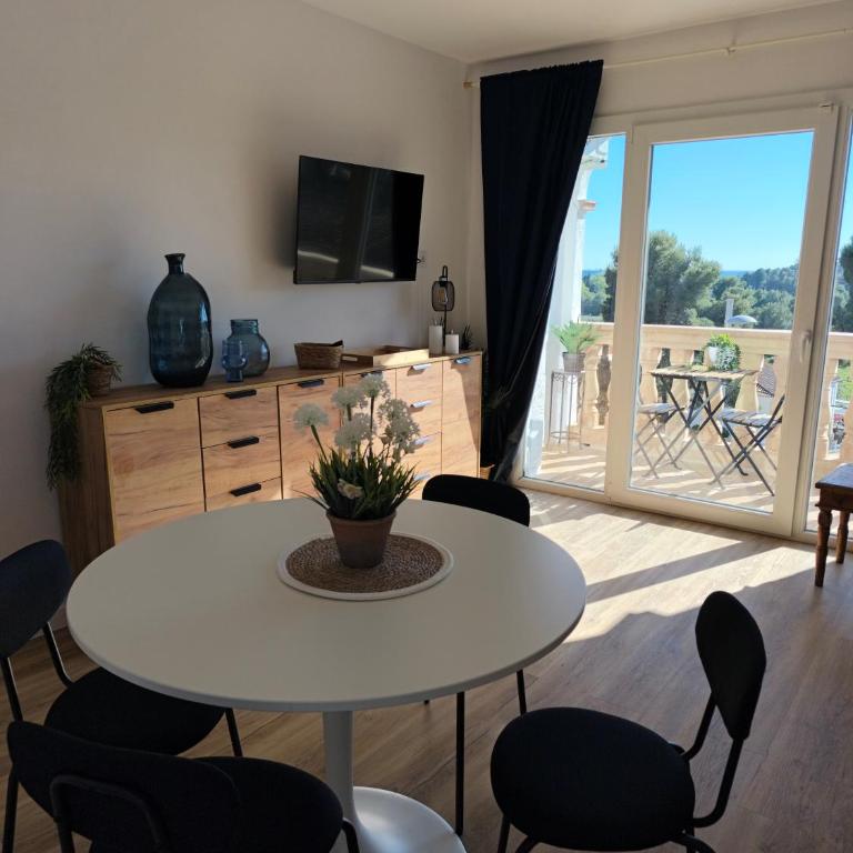 Easy and free parking right in front of the building La Pubilla Apartment - Apartamento de 1 dormitorio - 17