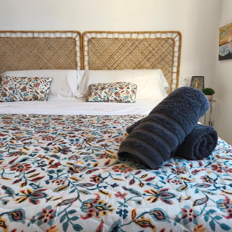 Easy and free parking right in front of the building La Pubilla Apartment - Apartamento de 1 dormitorio - 18