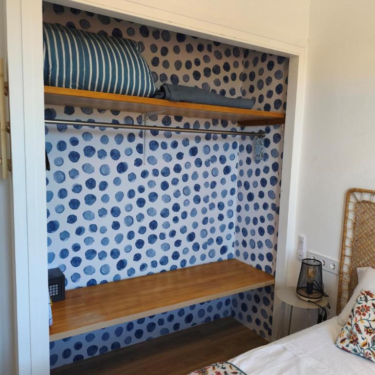 Easy and free parking right in front of the building La Pubilla Apartment - Apartamento de 1 dormitorio - 19