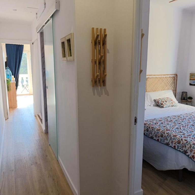 Easy and free parking right in front of the building La Pubilla Apartment - Apartamento de 1 dormitorio - 20