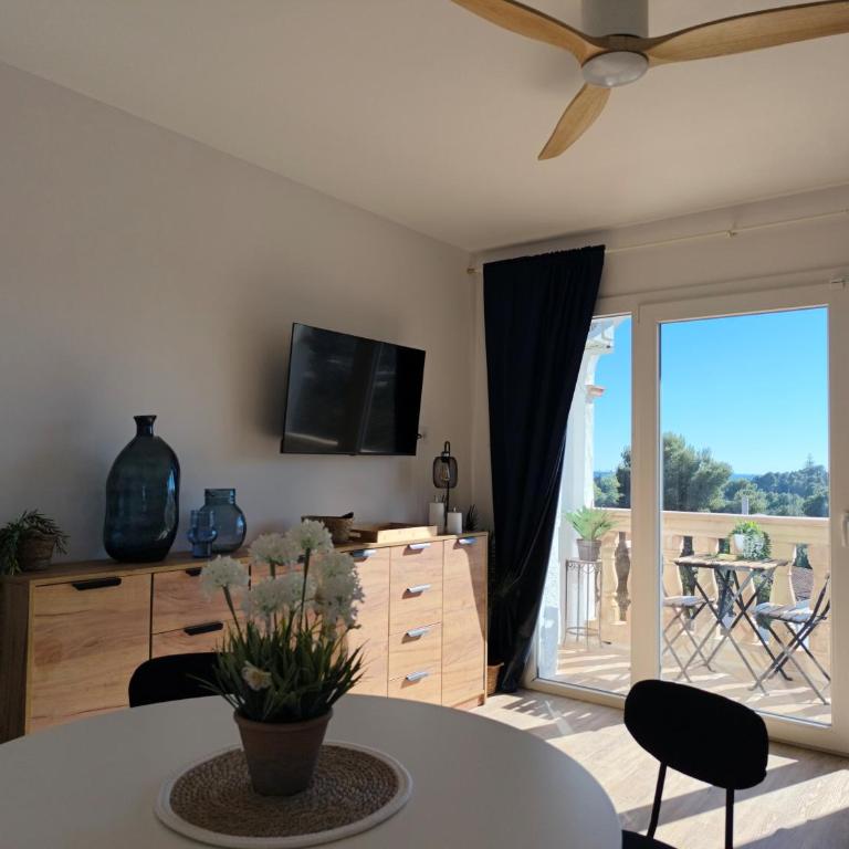 Easy and free parking right in front of the building La Pubilla Apartment - Apartamento de 1 dormitorio - 22