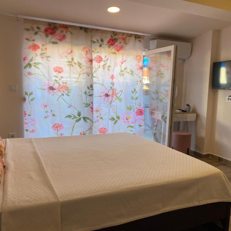 City Suites Budva - Deluxe Double Room with Balcony - 5