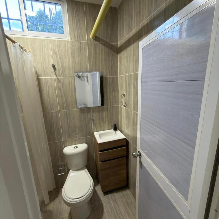 HOSTAL CARACOLI - HUECO - Habitación Cuádruple con baño compartido - 3