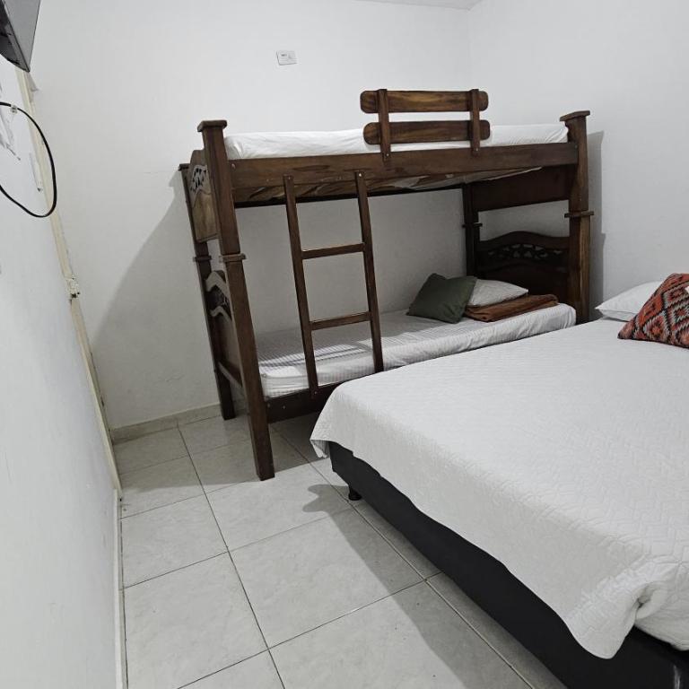 HOSTAL CARACOLI - HUECO - Habitación Familiar - 4