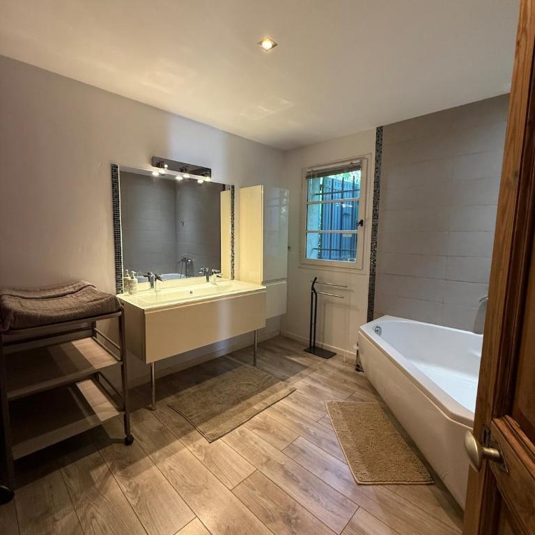 Belle Sorgue Les 3 Oliviers - Maison 5 Chambres - 44