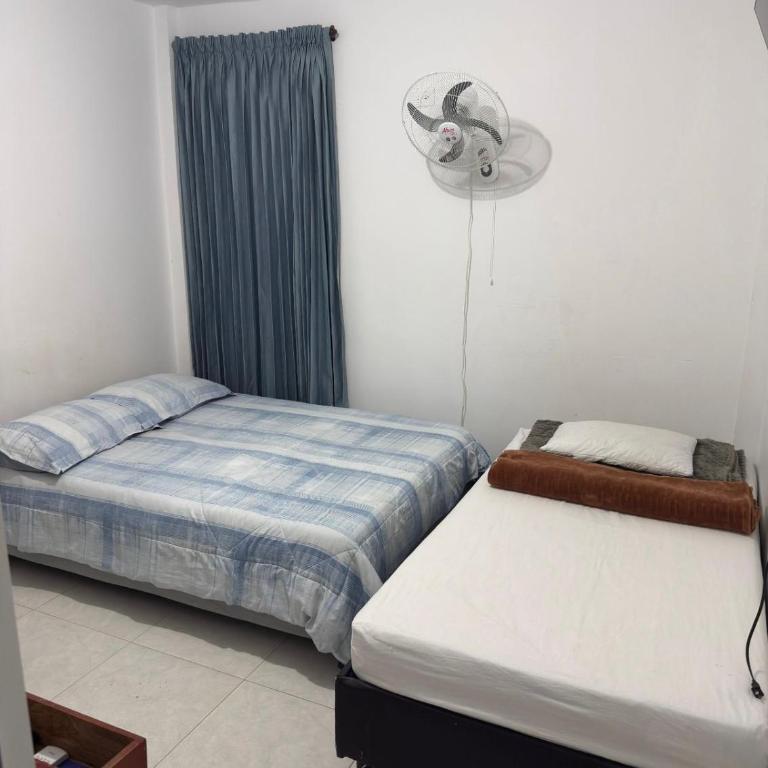 HOSTAL CARACOLI - HUECO - Habitación Triple Económica - 3