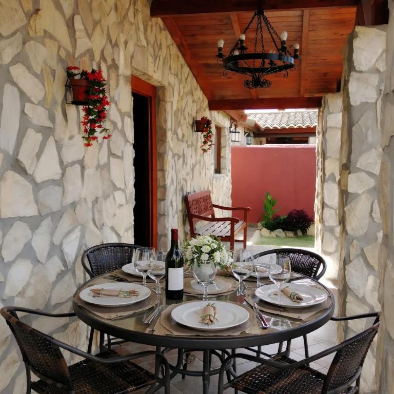Casa con piscina solo aceptamos familias y parejas no grupos jovenes - Casa - 2