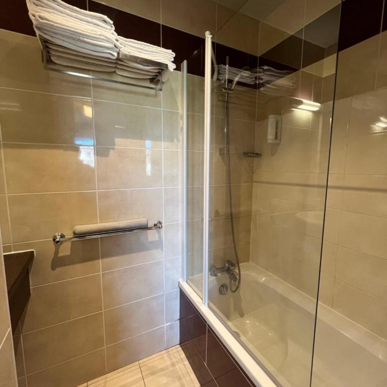 Hotel Thonon Centre Le Comte Rouge - Chambre Quadruple - 4