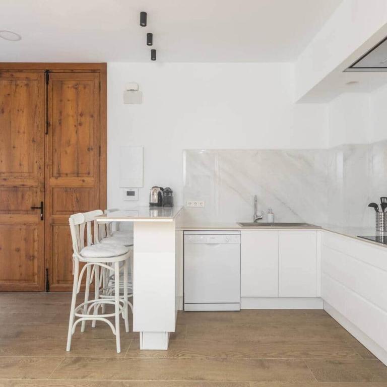 Downtown apartment with terrace - Three-Bedroom Apartment with Balcony - 2