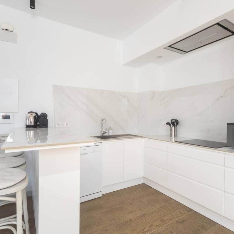 Downtown apartment with terrace - Three-Bedroom Apartment with Balcony - 3
