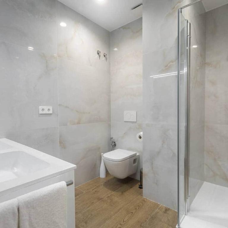 Downtown apartment with terrace - Three-Bedroom Apartment with Balcony - 23