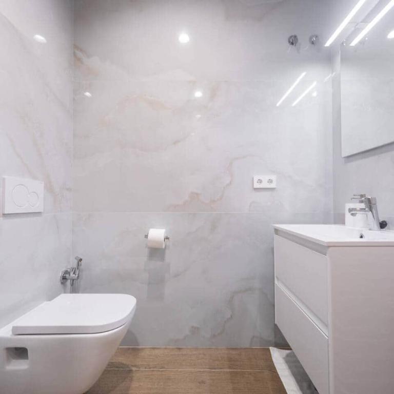 Downtown apartment with terrace - Three-Bedroom Apartment with Balcony - 27