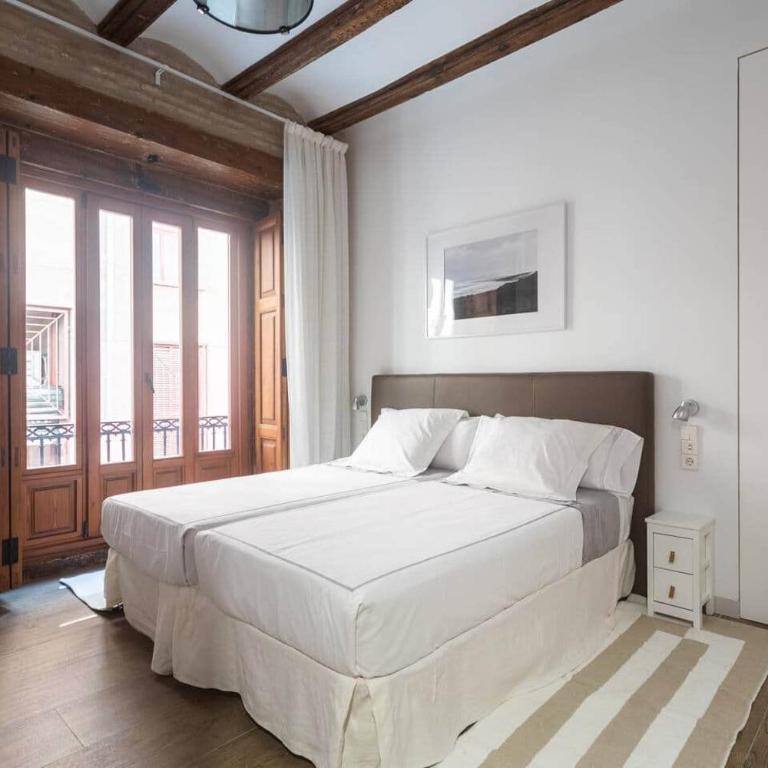 Downtown apartment with terrace - Three-Bedroom Apartment with Balcony - 28