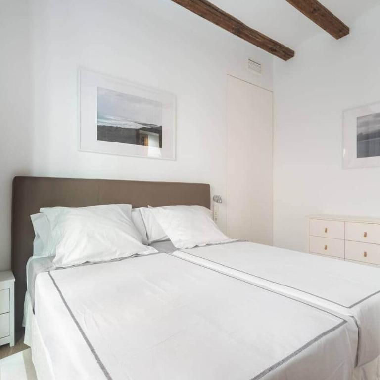 Downtown apartment with terrace - Three-Bedroom Apartment with Balcony - 30