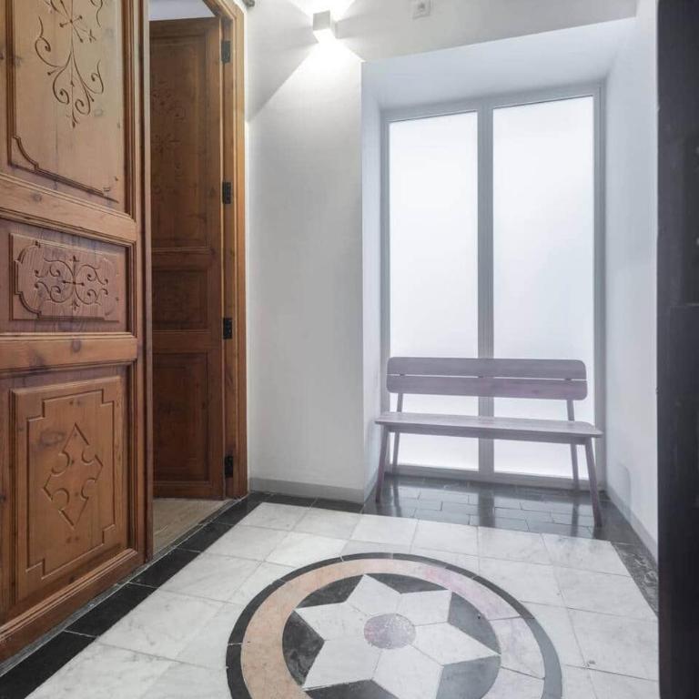 Downtown apartment with terrace - Three-Bedroom Apartment with Balcony - 40