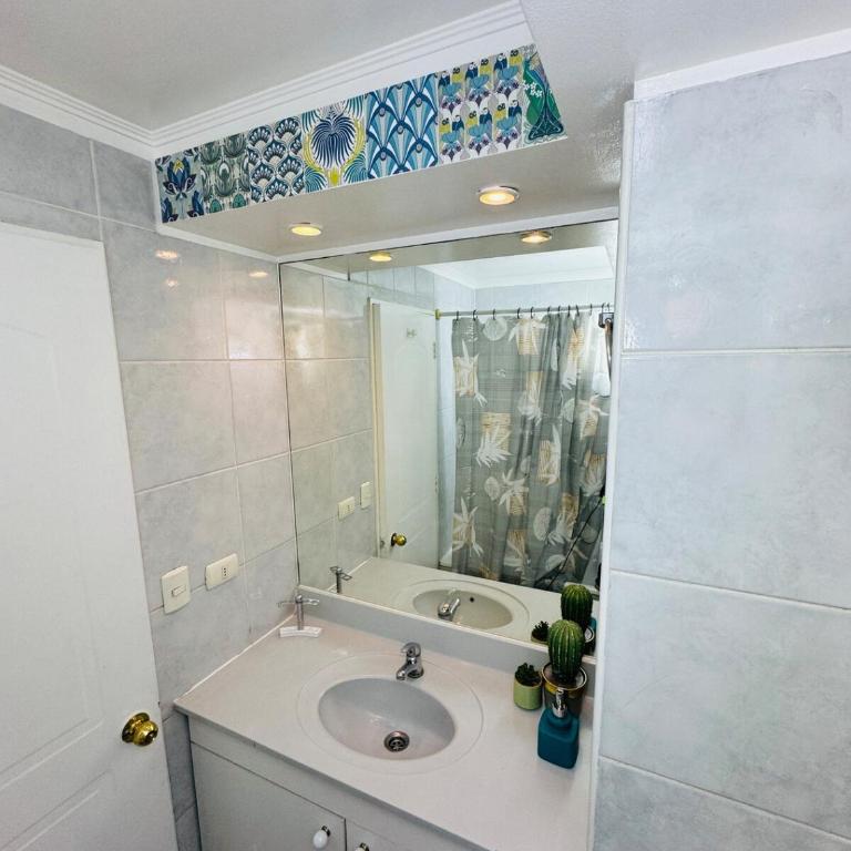Lindo Departamento Céntrico con Estacionamiento - Two-Bedroom Apartment - 11