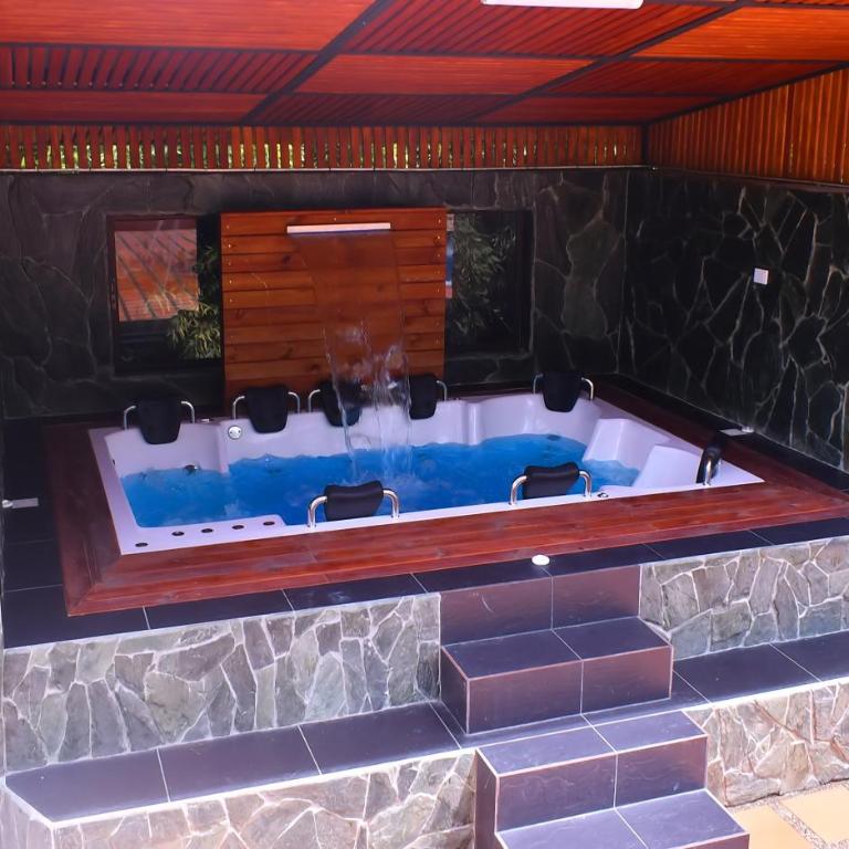 Finca con Piscina gigante y con jacuzzi cerca al peñol - Casa con 1 dormitorio - 2