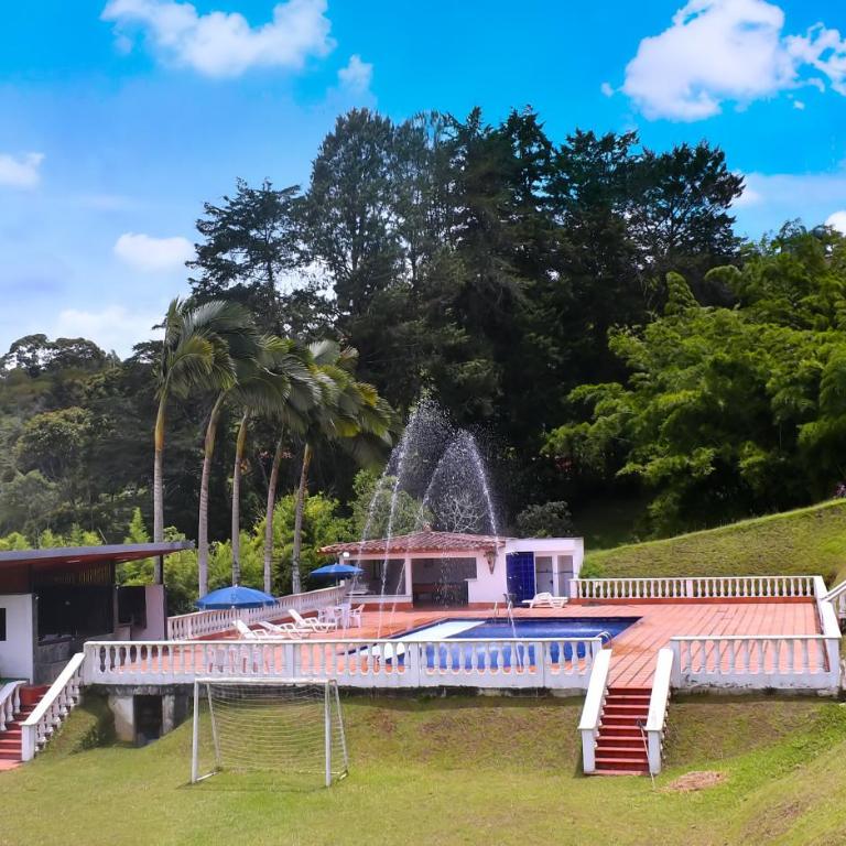 Finca con Piscina gigante y con jacuzzi cerca al peñol - Casa con 1 dormitorio - 5