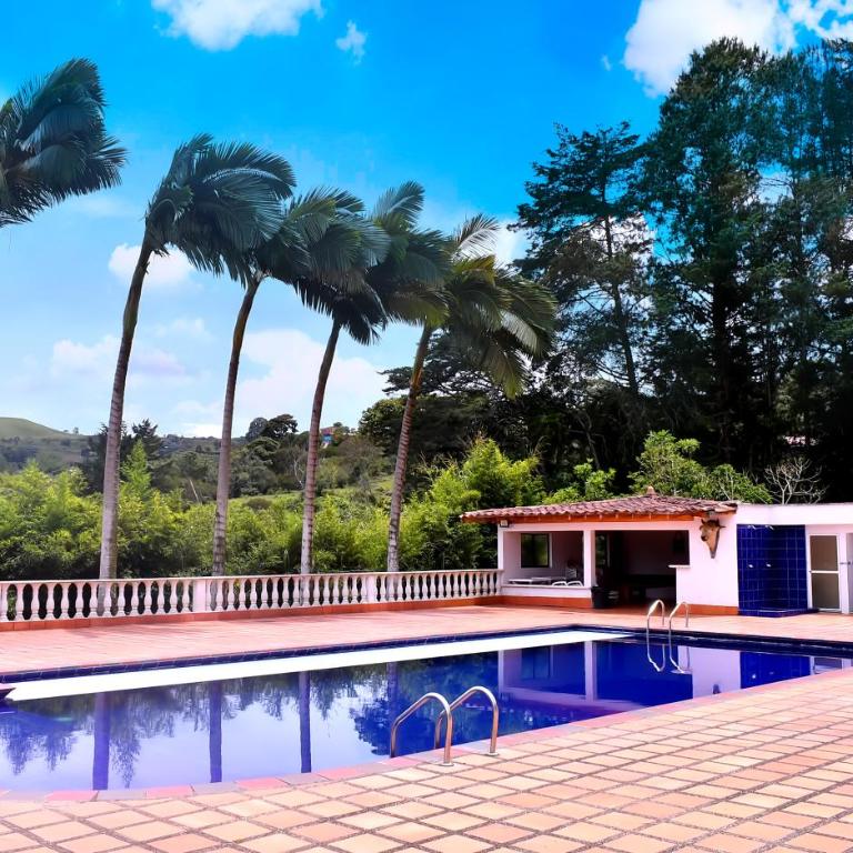 Finca con Piscina gigante y con jacuzzi cerca al peñol - Casa con 1 dormitorio - 1