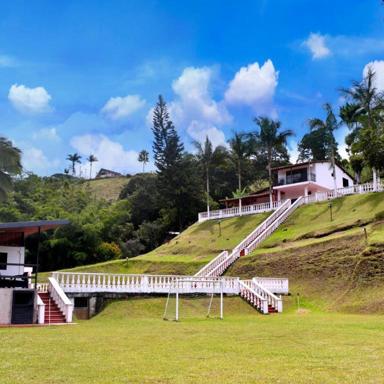 Finca con Piscina gigante y con jacuzzi cerca al peñol - Casa con 1 dormitorio - 33