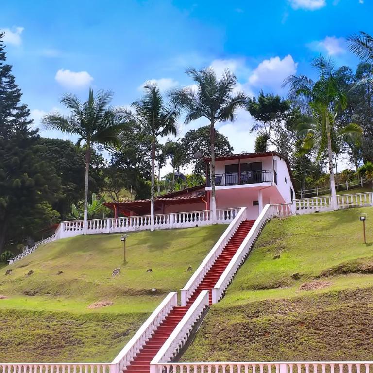 Finca con Piscina gigante y con jacuzzi cerca al peñol - Casa con 1 dormitorio - 35