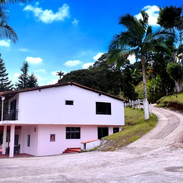 Finca con Piscina gigante y con jacuzzi cerca al peñol - Casa con 1 dormitorio - 4