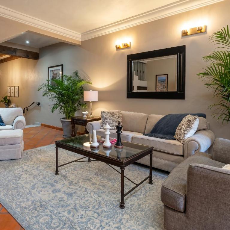 Casa Mimosa, 3BR Retreat with Rooftop & City Views - Casa de 3 dormitorios - 9