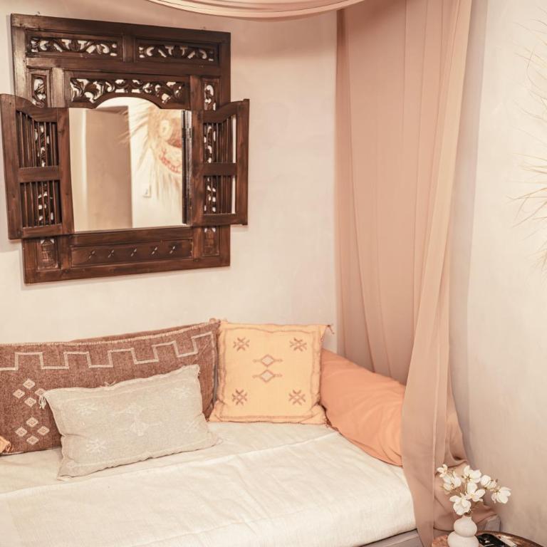 La Cour Secrète - Suite Riad - Cocon romantique à deux - Balnéo privée - ambiance tamisée - escapade amoureuse - cœur de ville Carpentras - Appartement 1 Chambre avec Baignoire Spa - 6