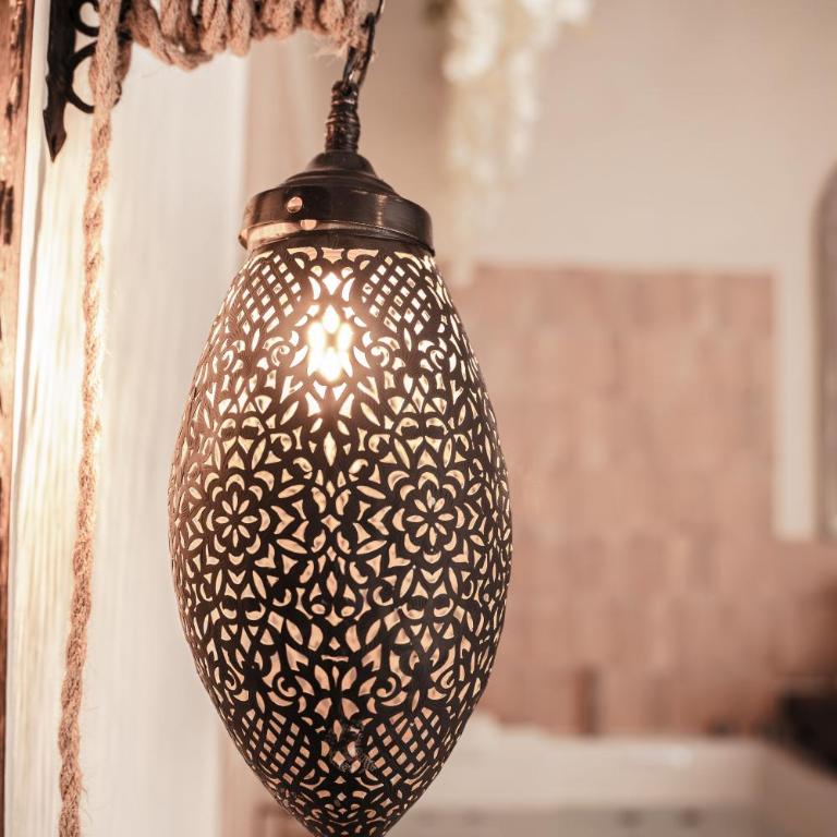 La Cour Secrète - Suite Riad - Cocon romantique à deux - Balnéo privée - ambiance tamisée - escapade amoureuse - cœur de ville Carpentras - Appartement 1 Chambre avec Baignoire Spa - 9