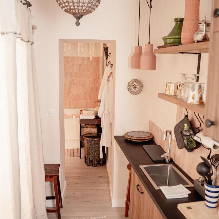 La Cour Secrète - Suite Riad - Cocon romantique à deux - Balnéo privée - ambiance tamisée - escapade amoureuse - cœur de ville Carpentras - Appartement 1 Chambre avec Baignoire Spa - 10