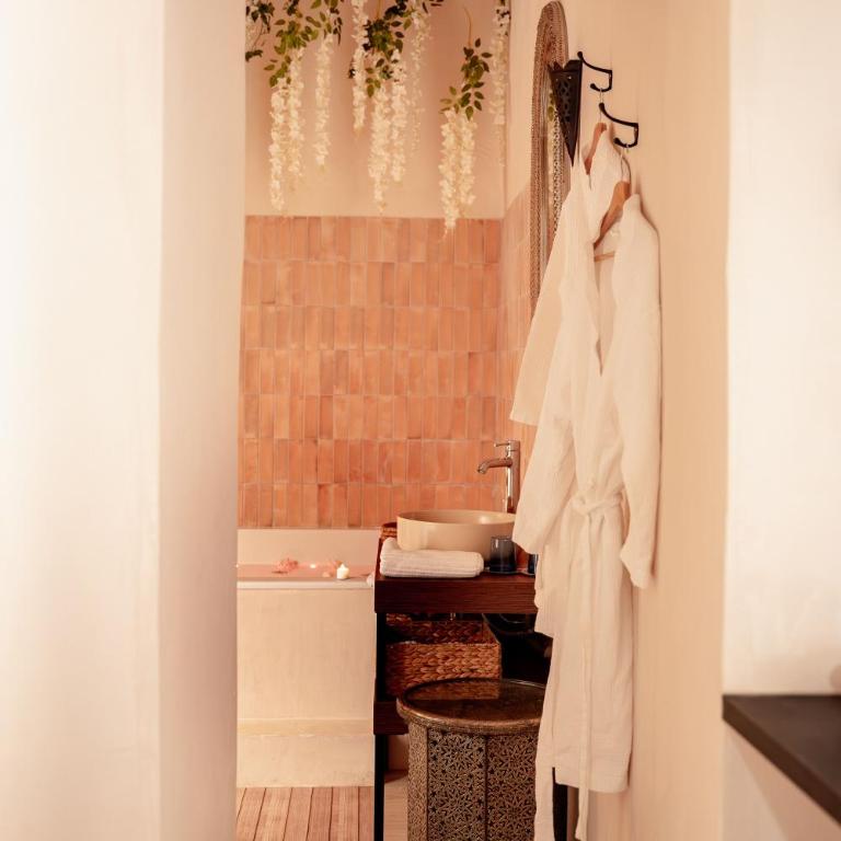 La Cour Secrète - Suite Riad - Cocon romantique à deux - Balnéo privée - ambiance tamisée - escapade amoureuse - cœur de ville Carpentras - Appartement 1 Chambre avec Baignoire Spa - 11
