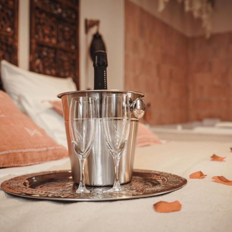 La Cour Secrète - Suite Riad - Cocon romantique à deux - Balnéo privée - ambiance tamisée - escapade amoureuse - cœur de ville Carpentras - Appartement 1 Chambre avec Baignoire Spa - 3